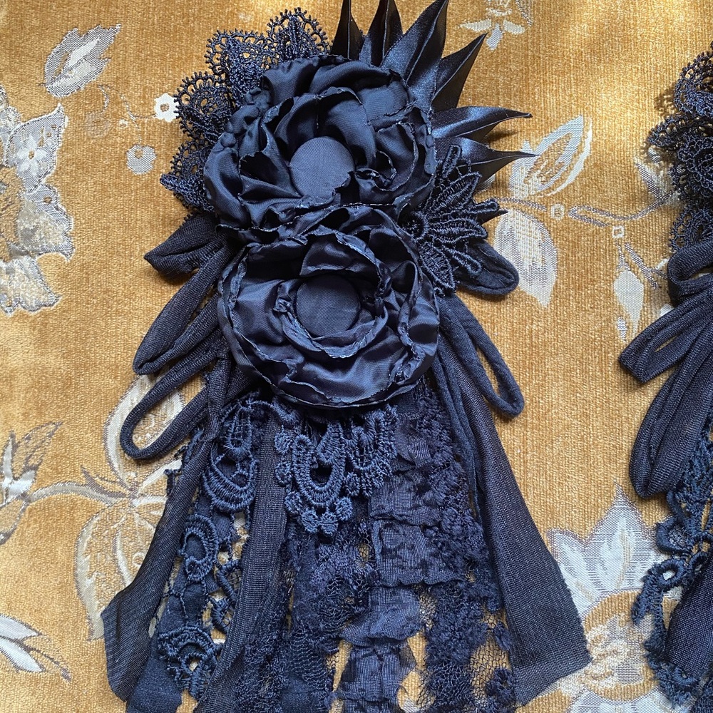 Flower pin